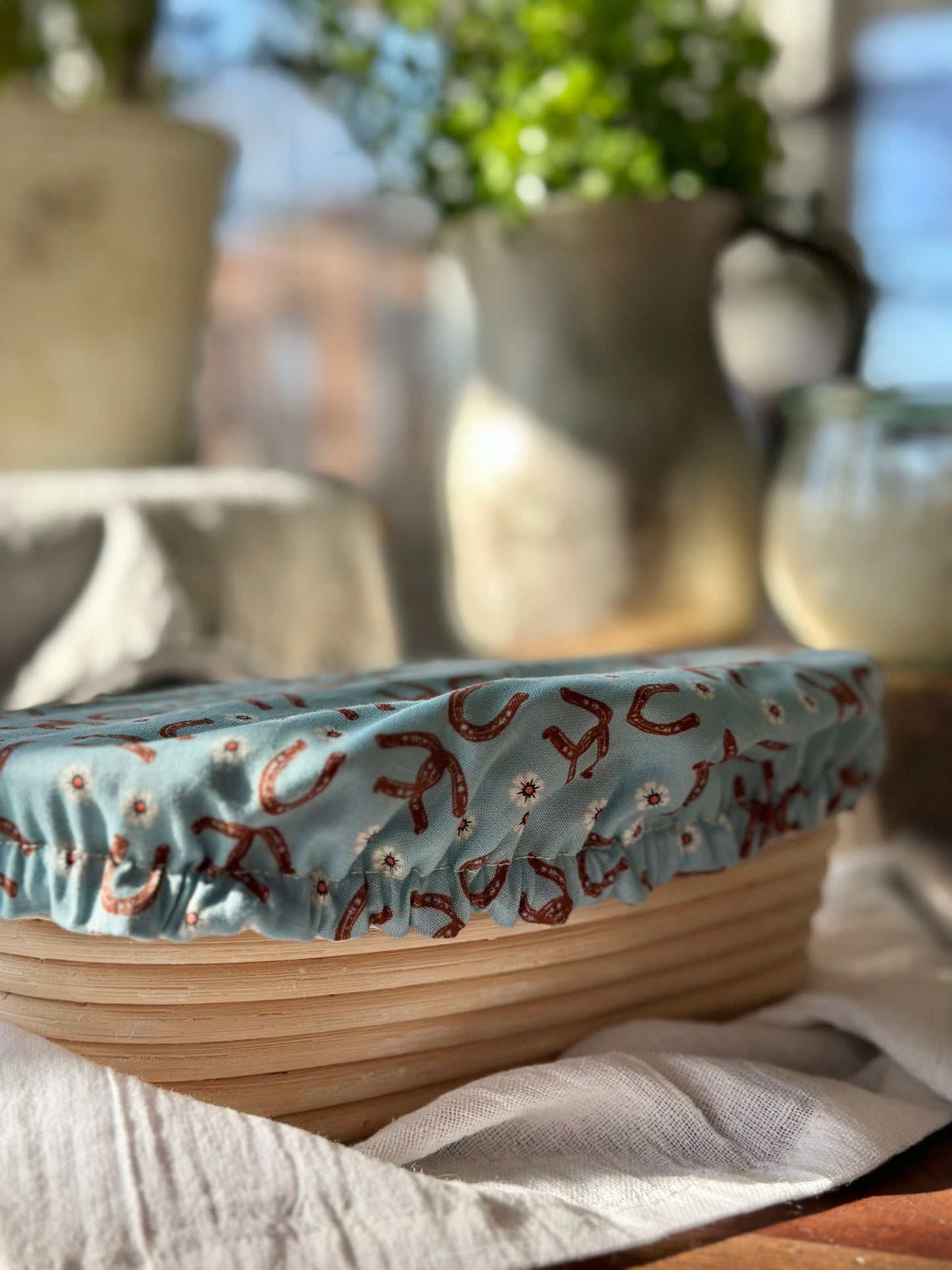 Horseshoes & Daisies Bowl Cover
